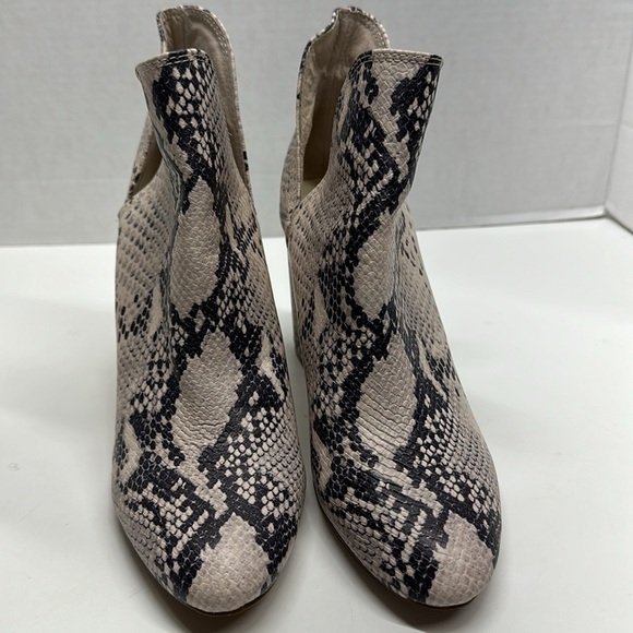 Steve Madden Rookie Bootie High Heeled Ankle Boots Natural Vegan Snake Print 9 - Picture 2 of 11